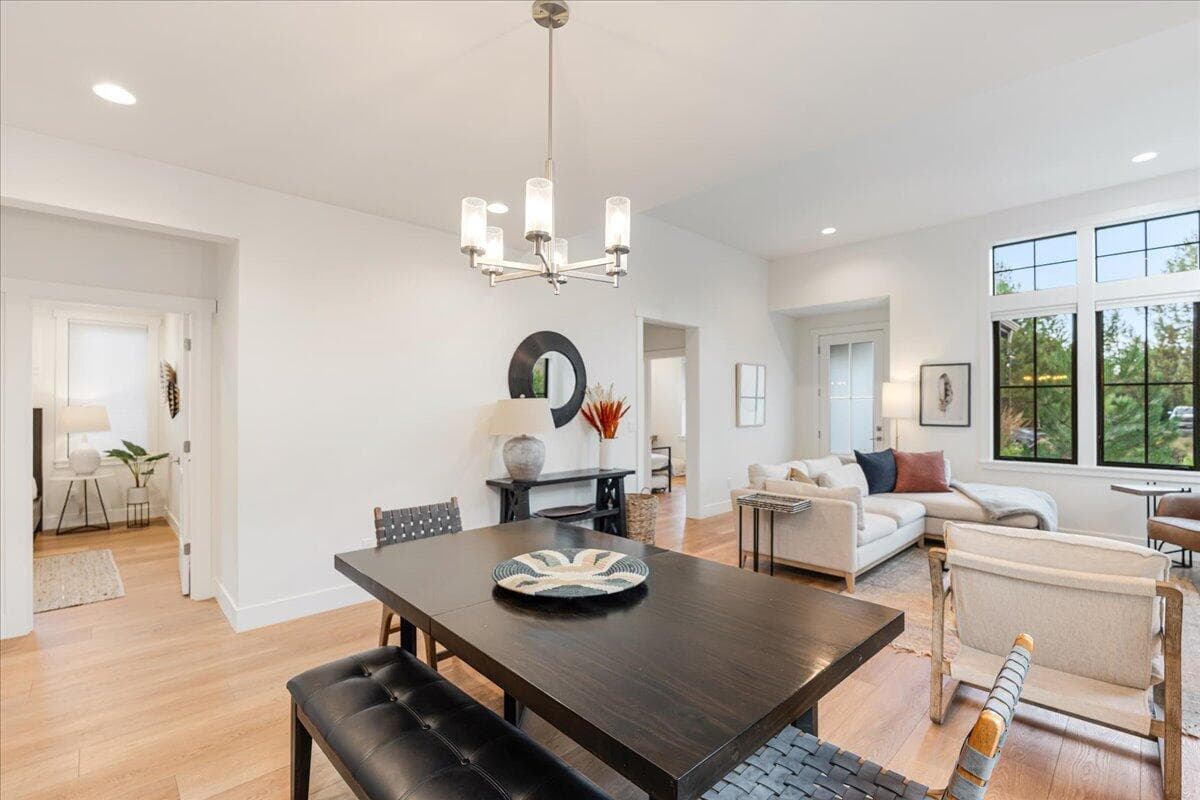 Photo of 1153 NW Mt Washington Drive 9 of 35