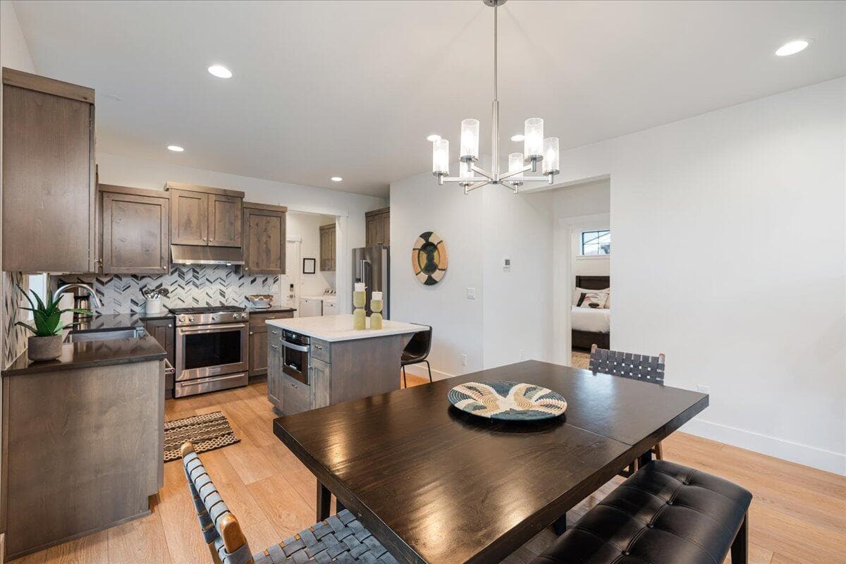 Photo of 1153 NW Mt Washington Drive 10 of 35