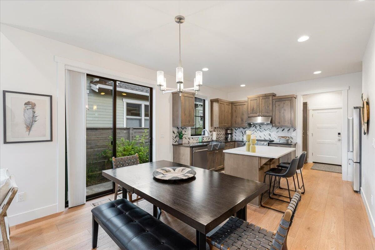 Photo of 1153 NW Mt Washington Drive 11 of 35
