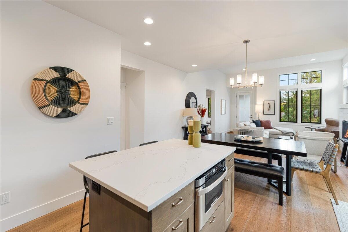 Photo of 1153 NW Mt Washington Drive 12 of 35