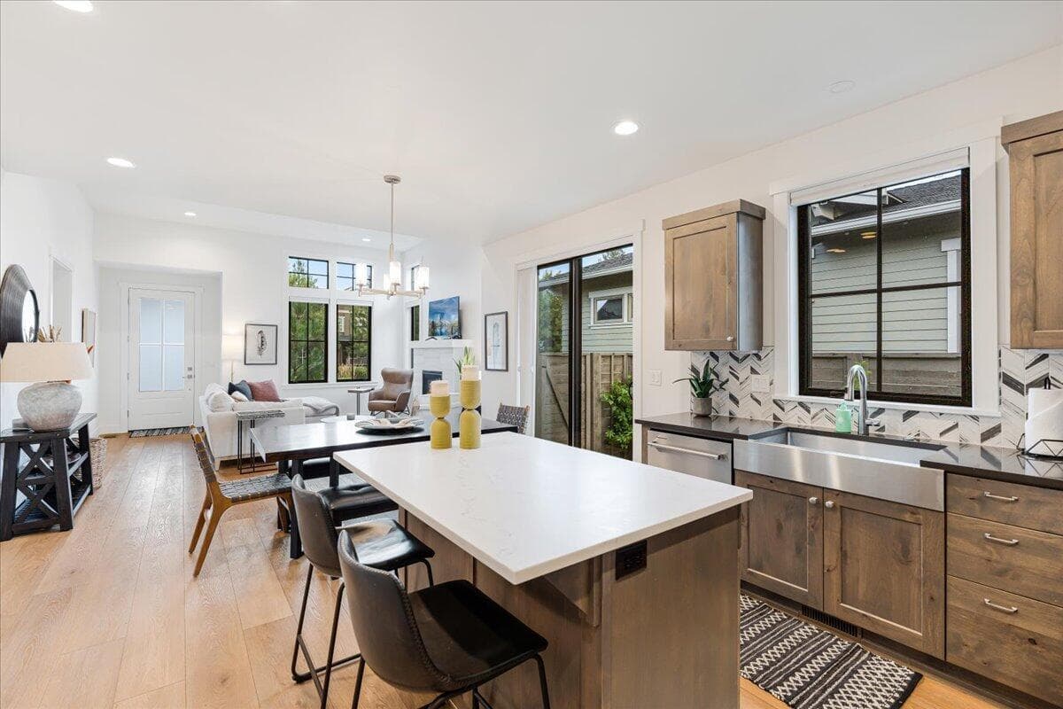 Photo of 1153 NW Mt Washington Drive 13 of 35