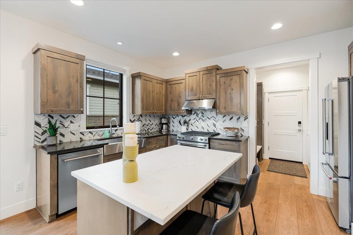 Photo of 1153 NW Mt Washington Drive 14 of 35