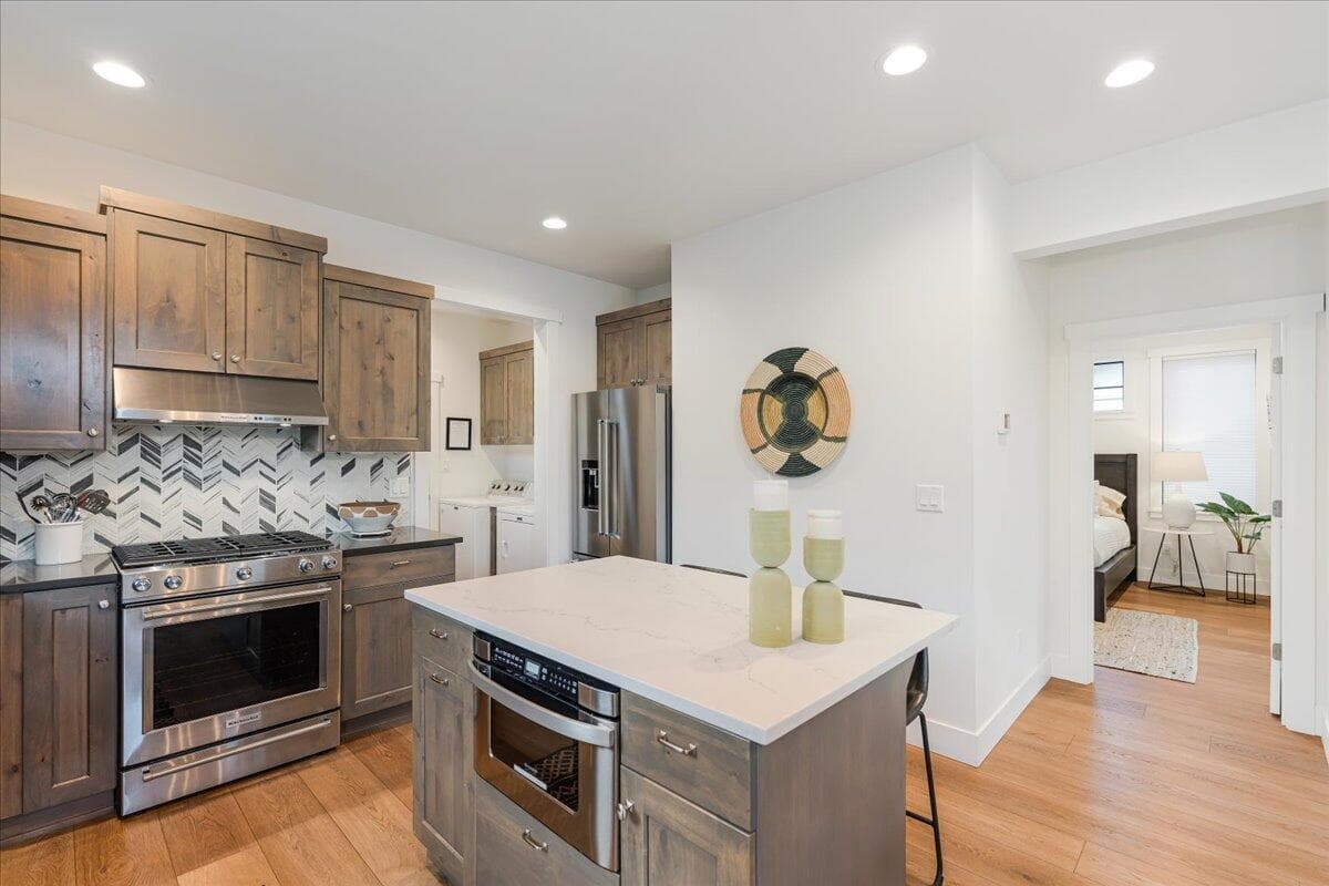 Photo of 1153 NW Mt Washington Drive 16 of 35