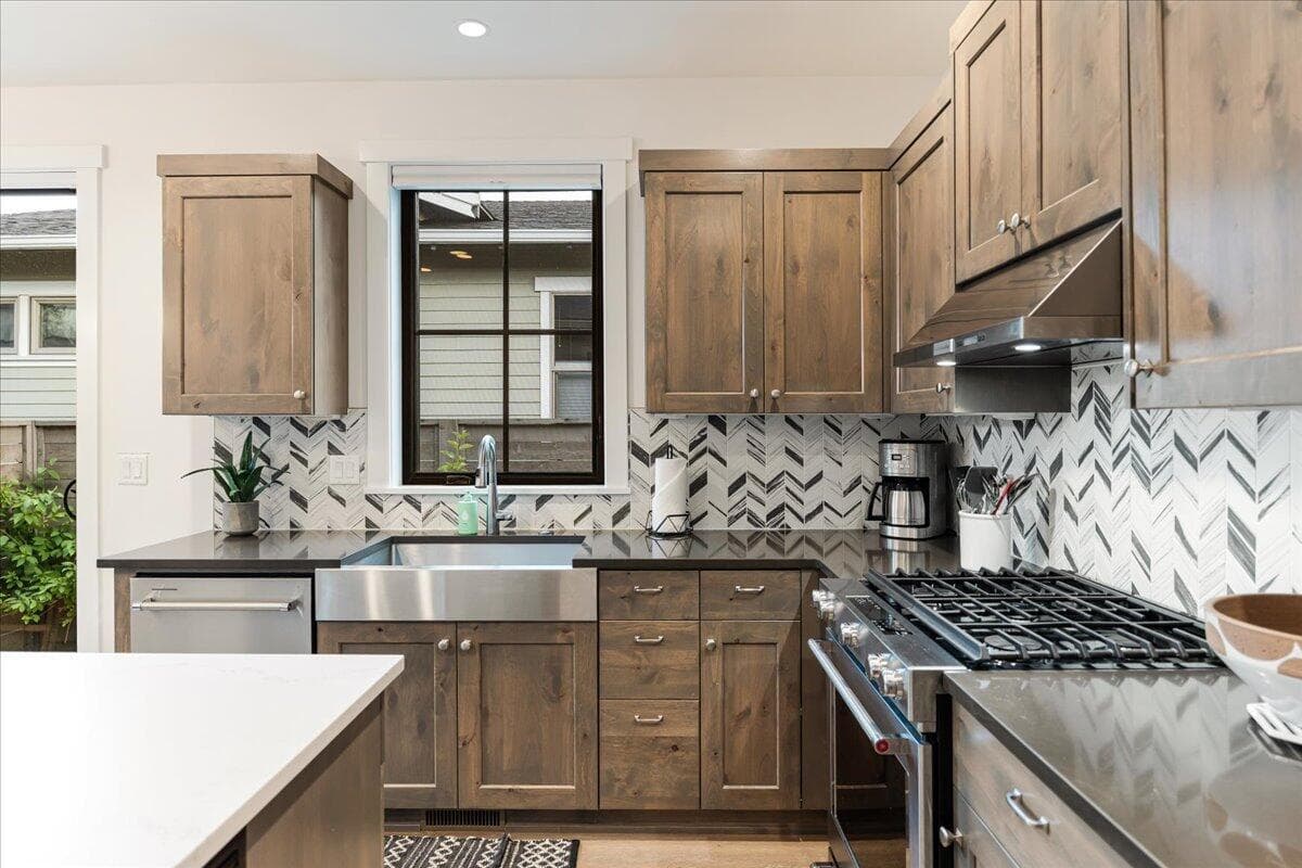 Photo of 1153 NW Mt Washington Drive 17 of 35