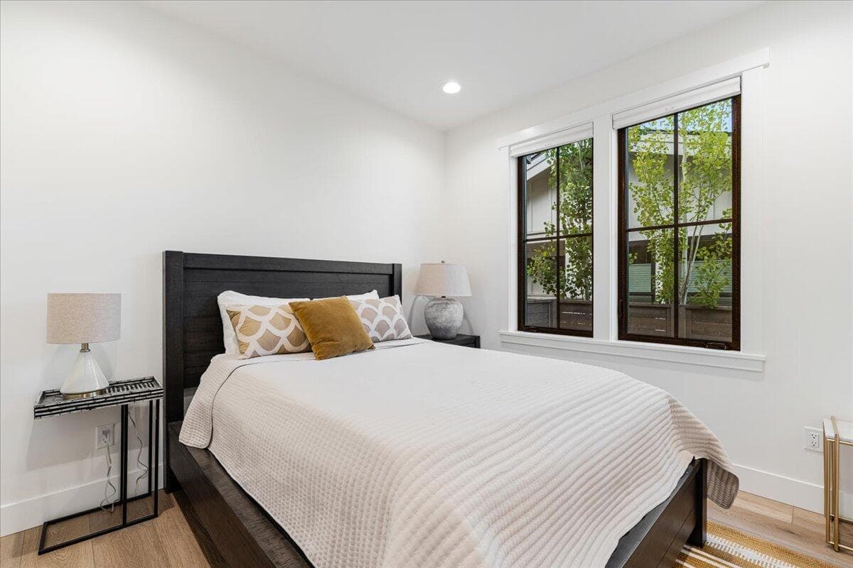 Photo of 1153 NW Mt Washington Drive 18 of 35