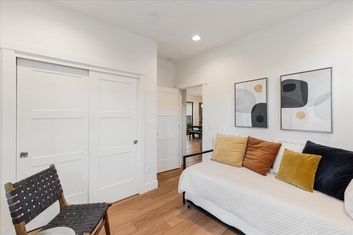 Photo of 1153 NW Mt Washington Drive 25 of 35