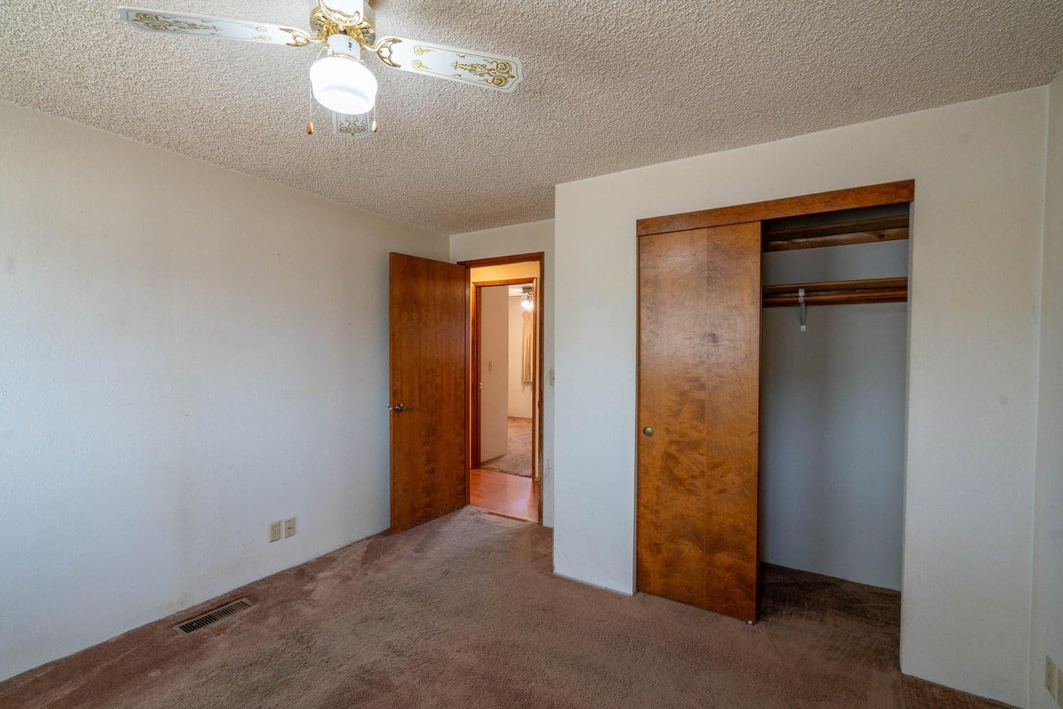 Photo of 2425 SW Glacier Avenue 14 of 27