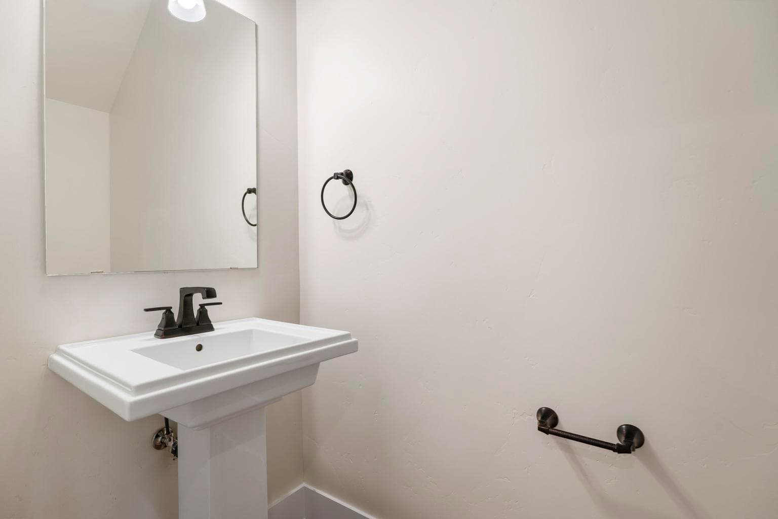 Photo of 3913 SW Coyote Avenue 11 of 20