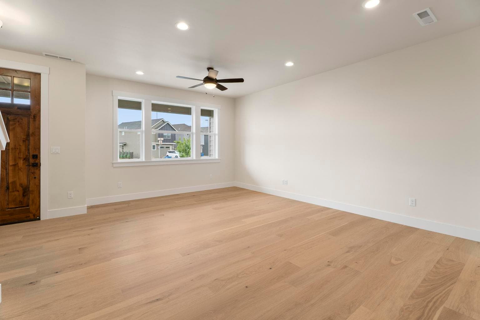 Photo of 3913 SW Coyote Avenue 6 of 20