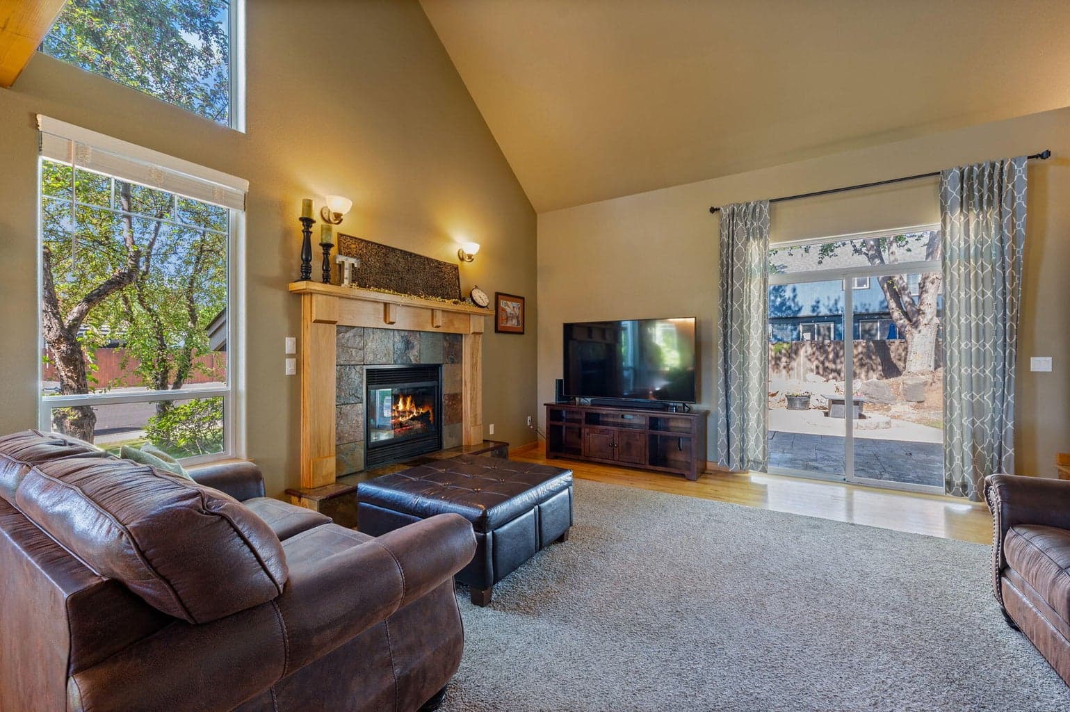 Photo of 2910 NW Canyon Drive 6 of 43