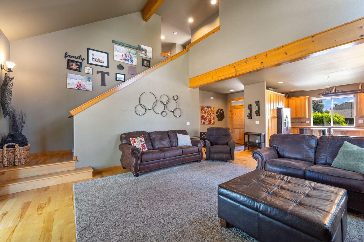 Photo of 2910 NW Canyon Drive 7 of 43