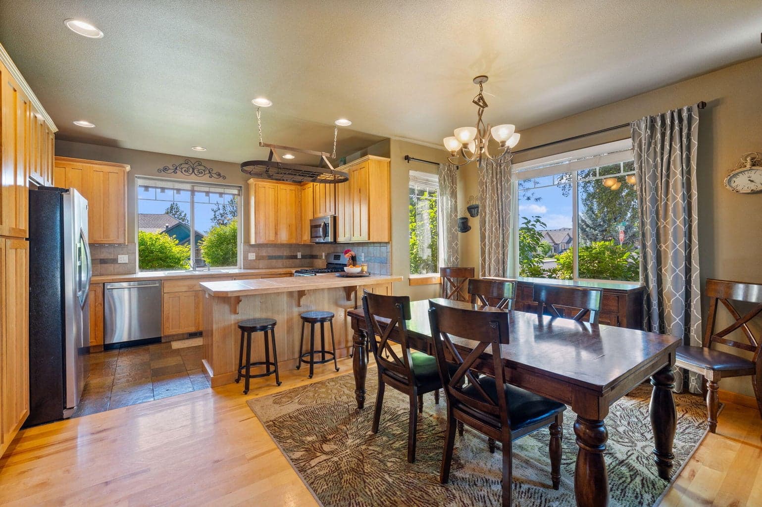 Photo of 2910 NW Canyon Drive 8 of 43