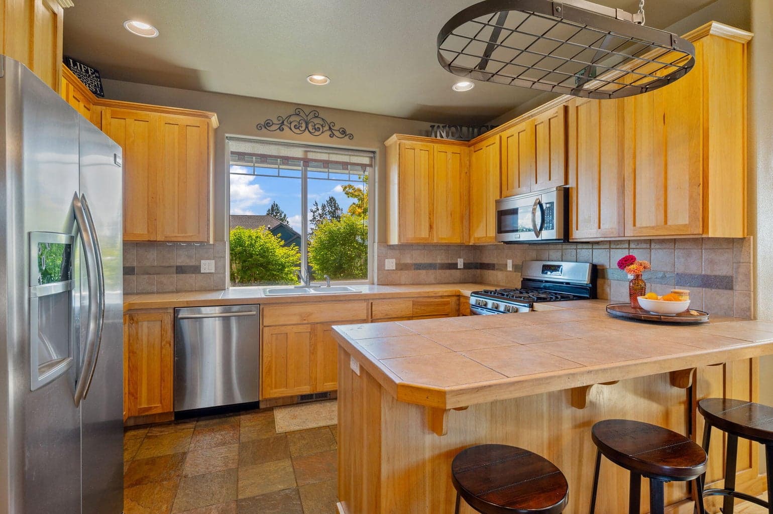 Photo of 2910 NW Canyon Drive 9 of 43