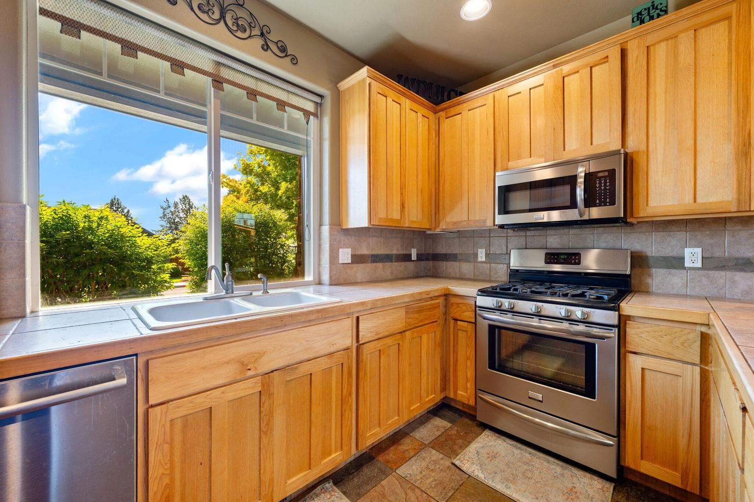 Photo of 2910 NW Canyon Drive 10 of 43