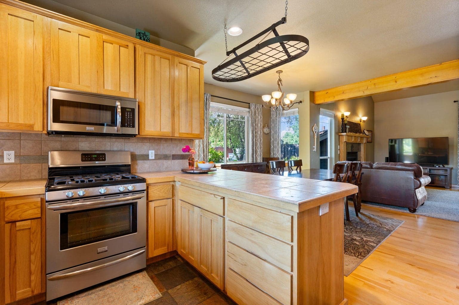 Photo of 2910 NW Canyon Drive 11 of 43