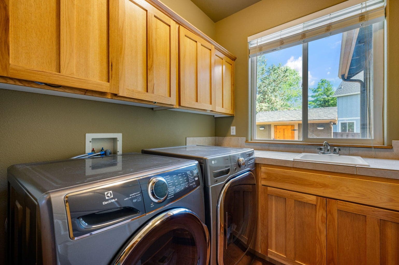 Photo of 2910 NW Canyon Drive 19 of 43