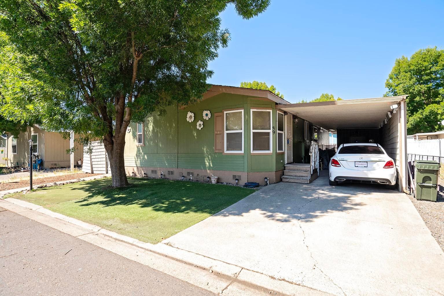 Photo of 633 Archwood 2 of 19