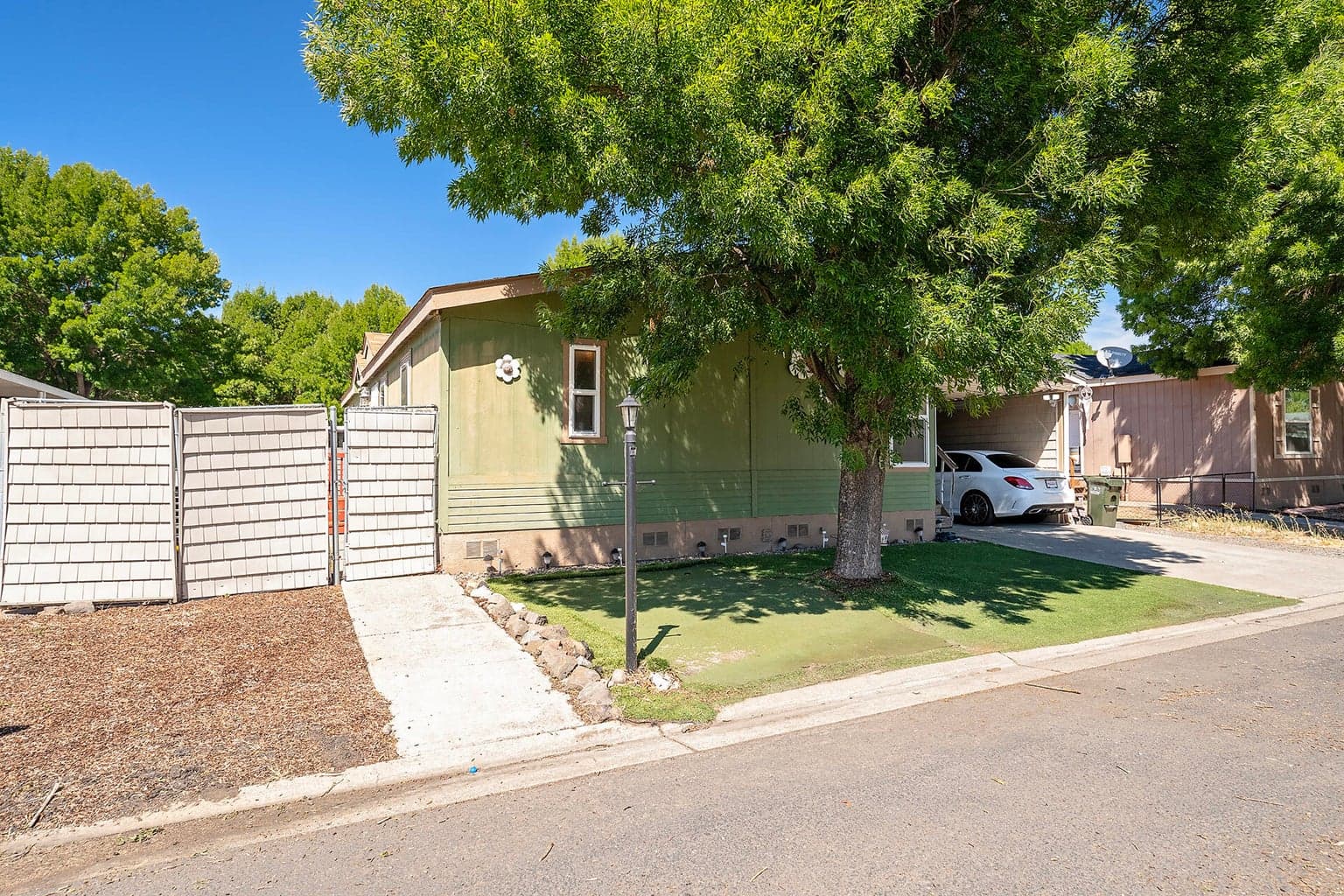 Photo of 633 Archwood 1 of 19