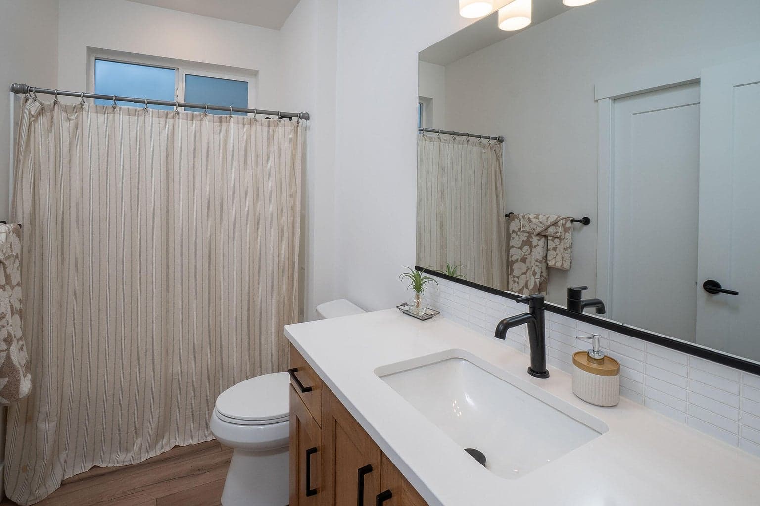 Guest bath with shower and tub combo