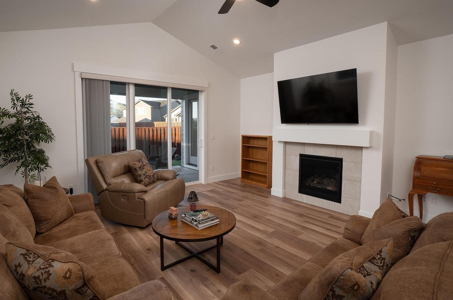 Greatroom has vaults and a cozy gas fireplace