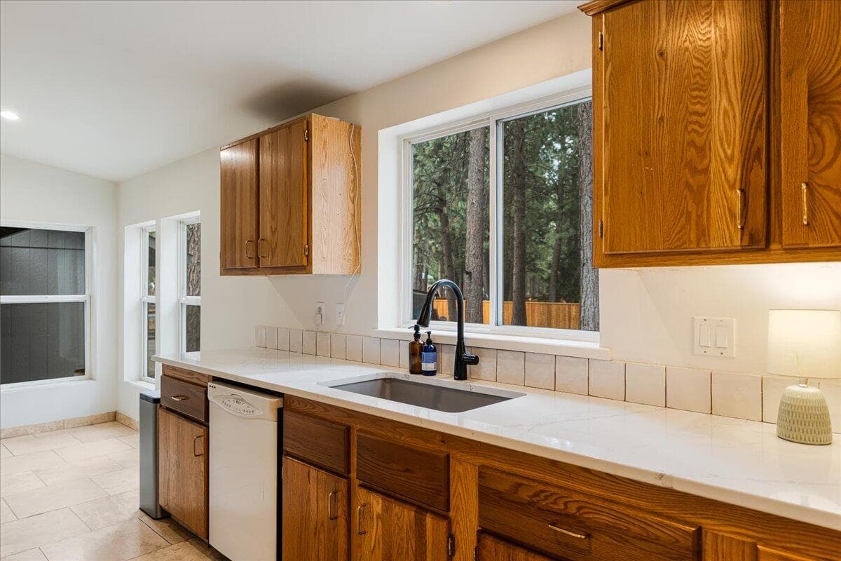 Photo of 15426 Ponderosa Way 9 of 33