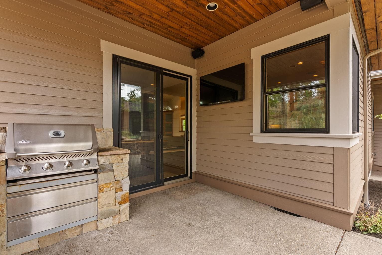 Built in BBQ, TV and speakers