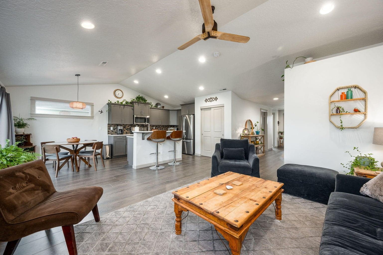Photo of 932 NW Teak Court 6 of 33