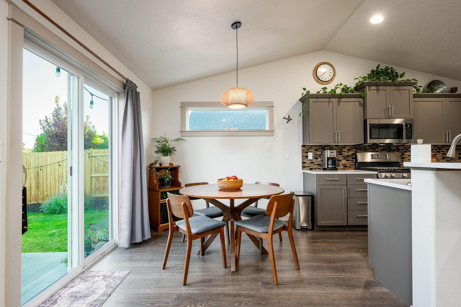 Photo of 932 NW Teak Court 7 of 33