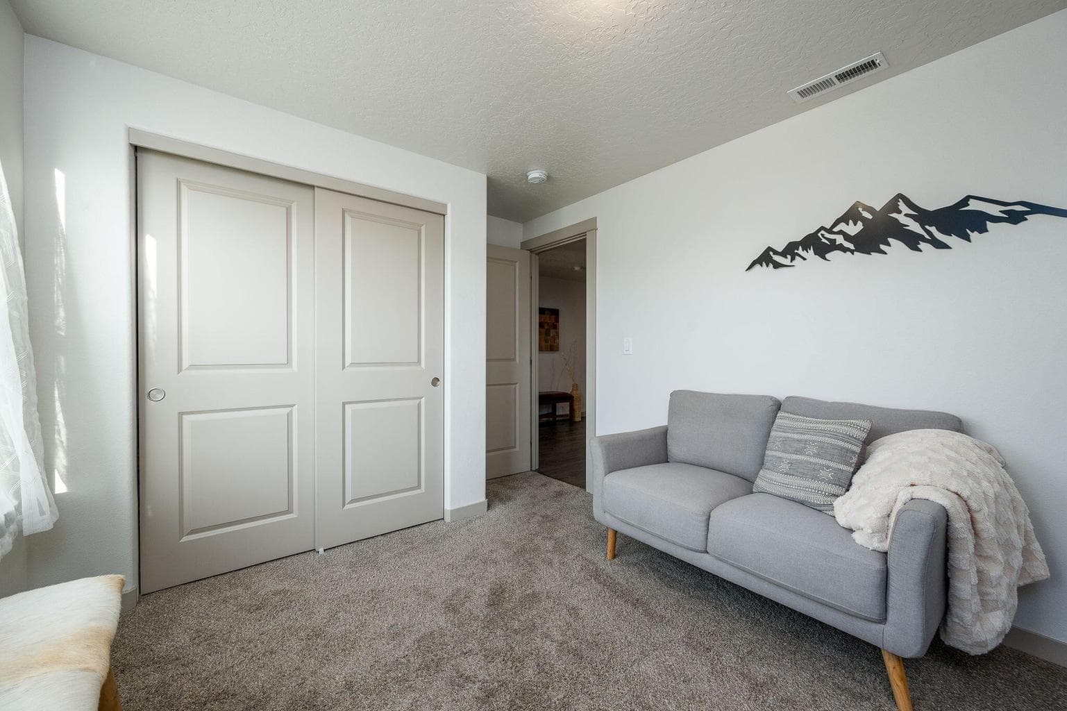 Photo of 932 NW Teak Court 16 of 33