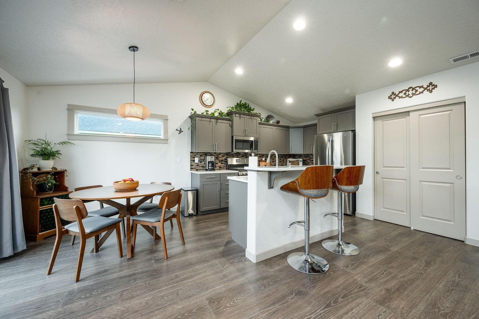 Photo of 932 NW Teak Court 20 of 33