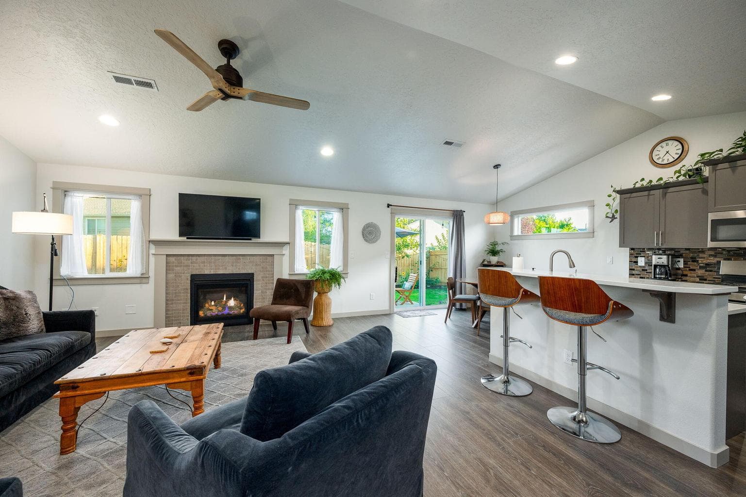 Photo of 932 NW Teak Court 22 of 33