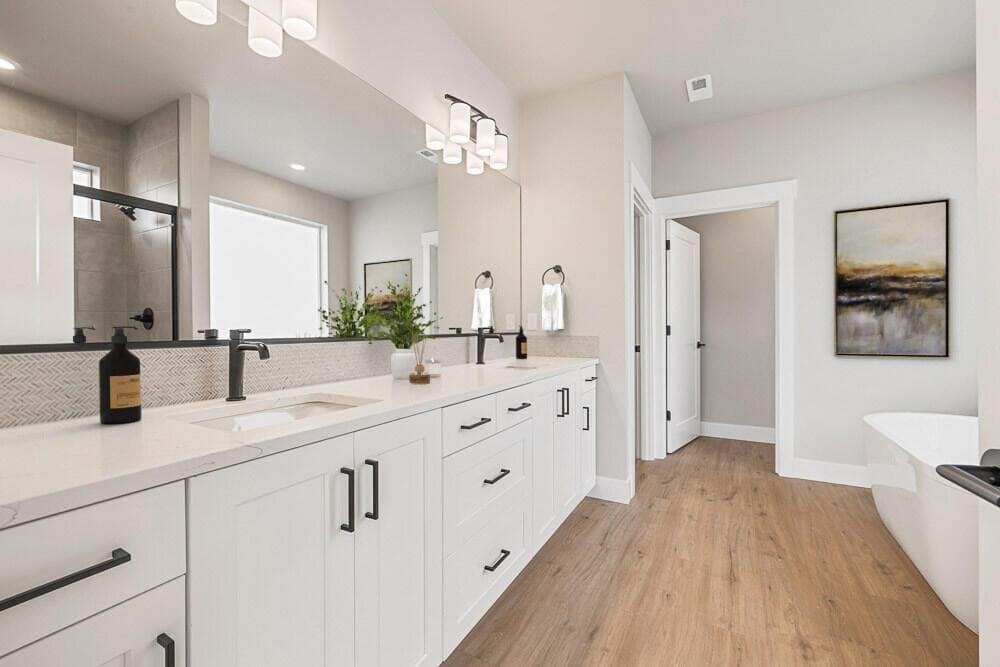 Primary en suite. Images of like kind room and have been virtually staged. colors may vary.