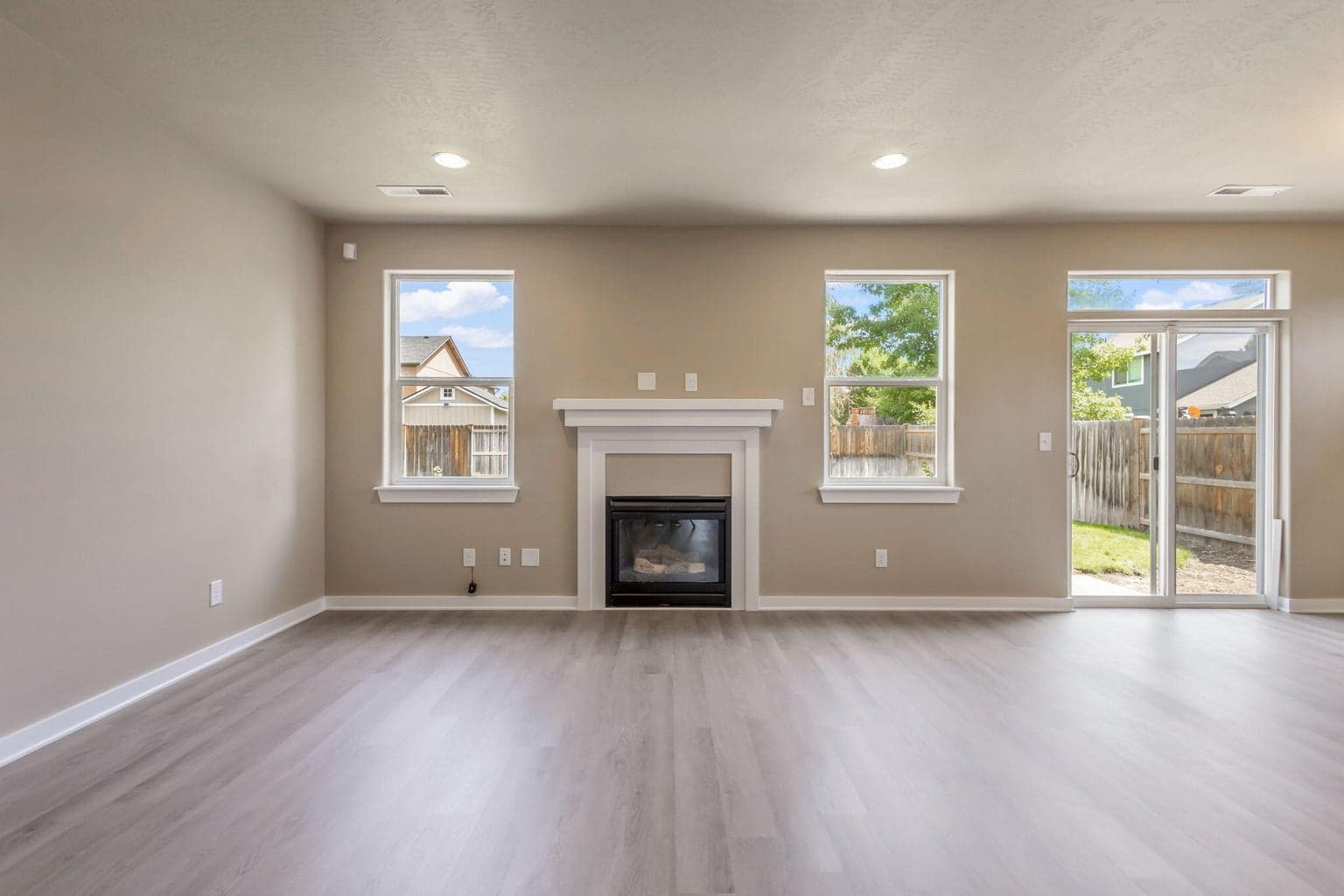 Photo of 815 NW Green Forest Circle 6 of 38