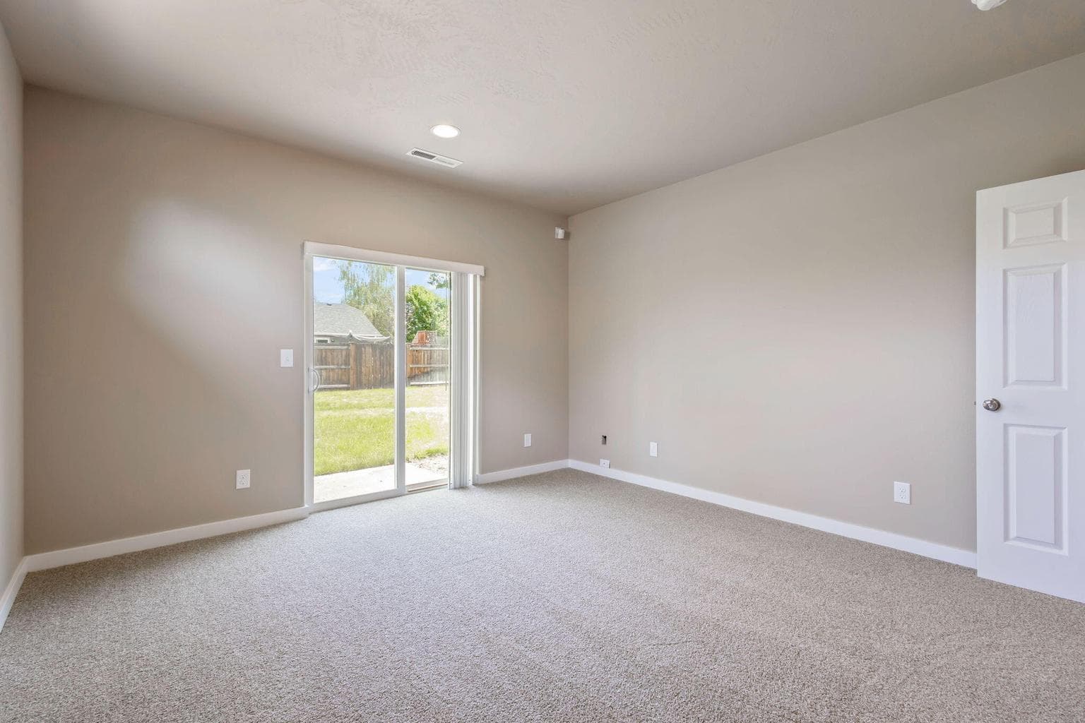 Photo of 815 NW Green Forest Circle 20 of 38