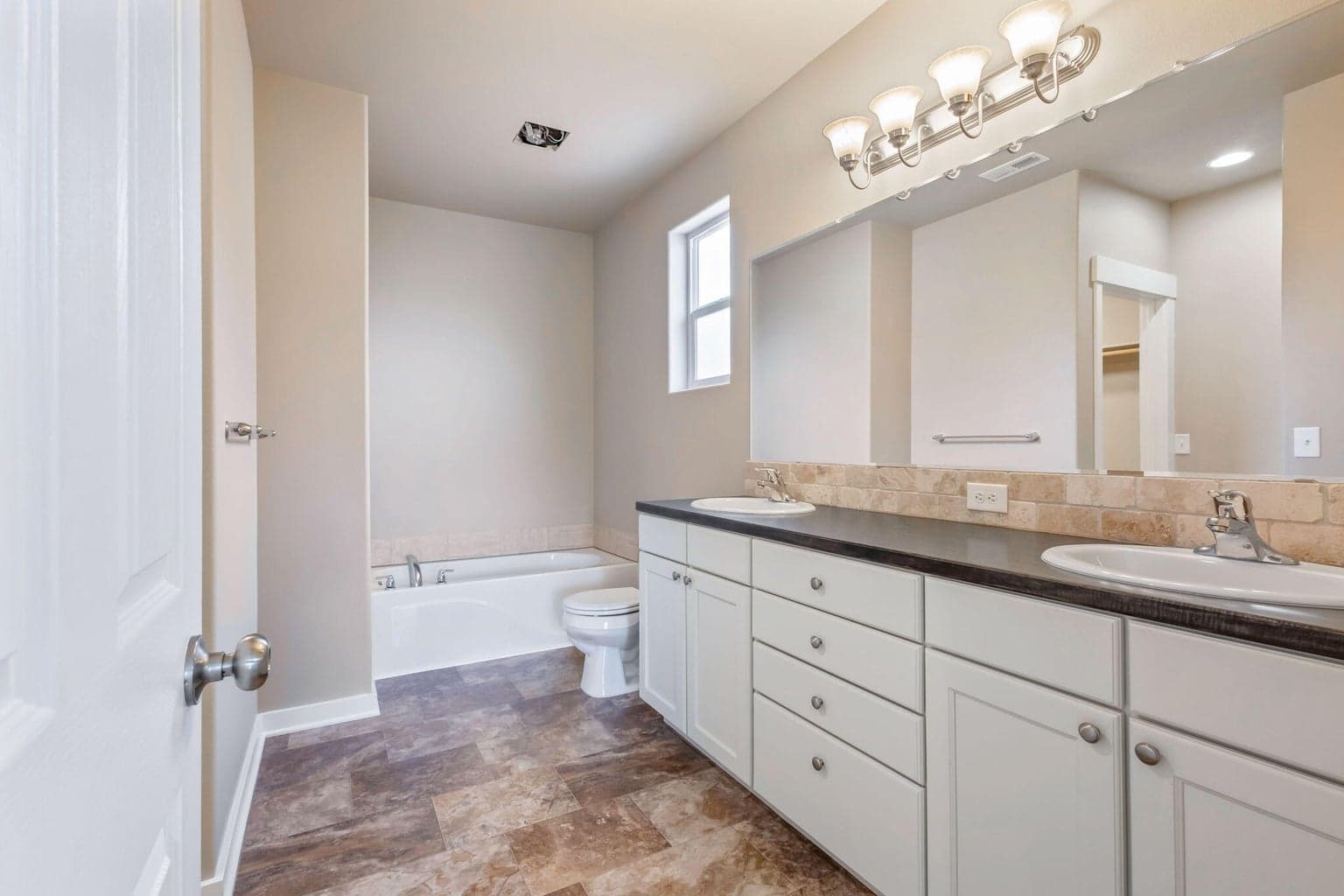 Photo of 815 NW Green Forest Circle 22 of 38