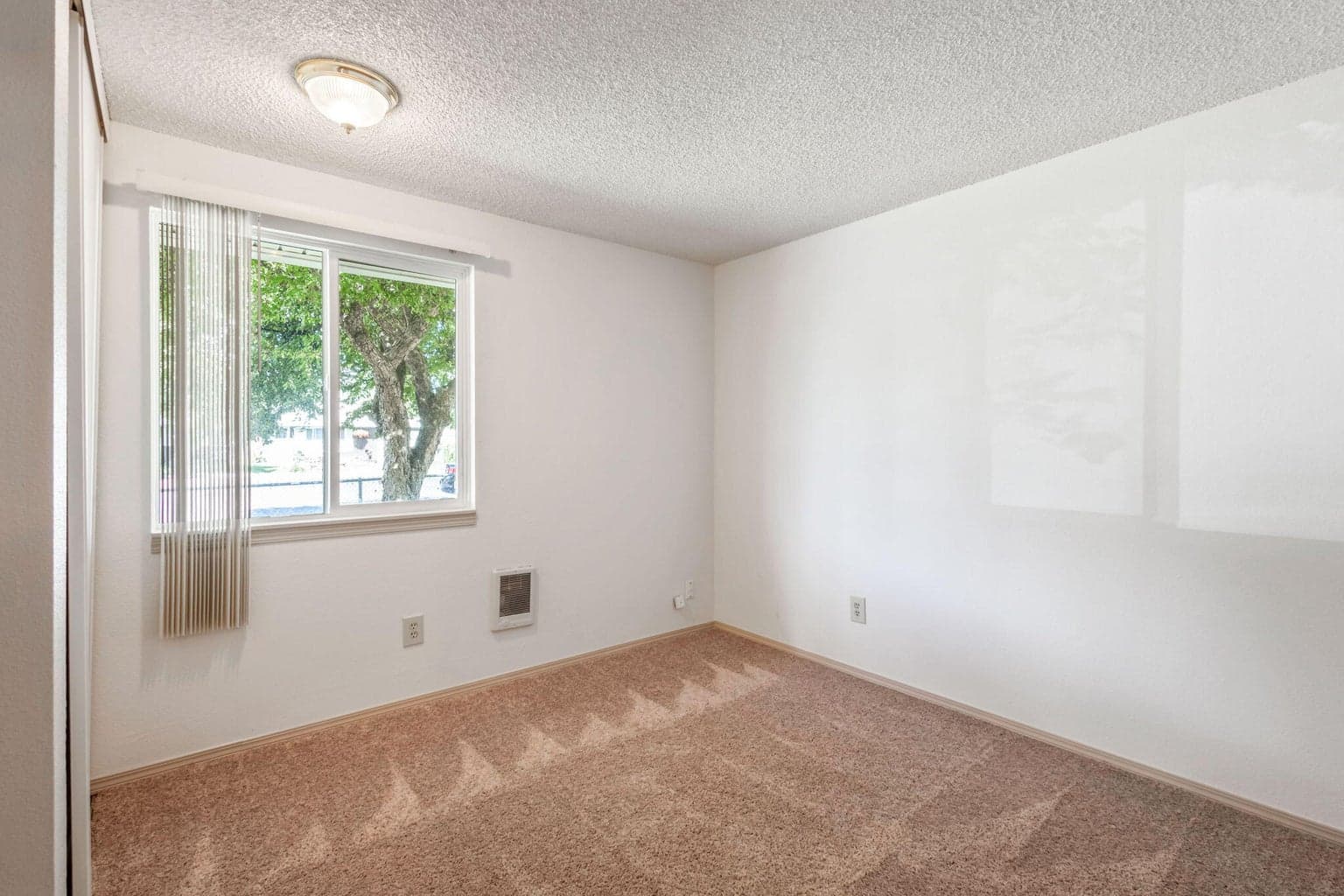 Photo of 1552 NE Alabama Way 21 of 34