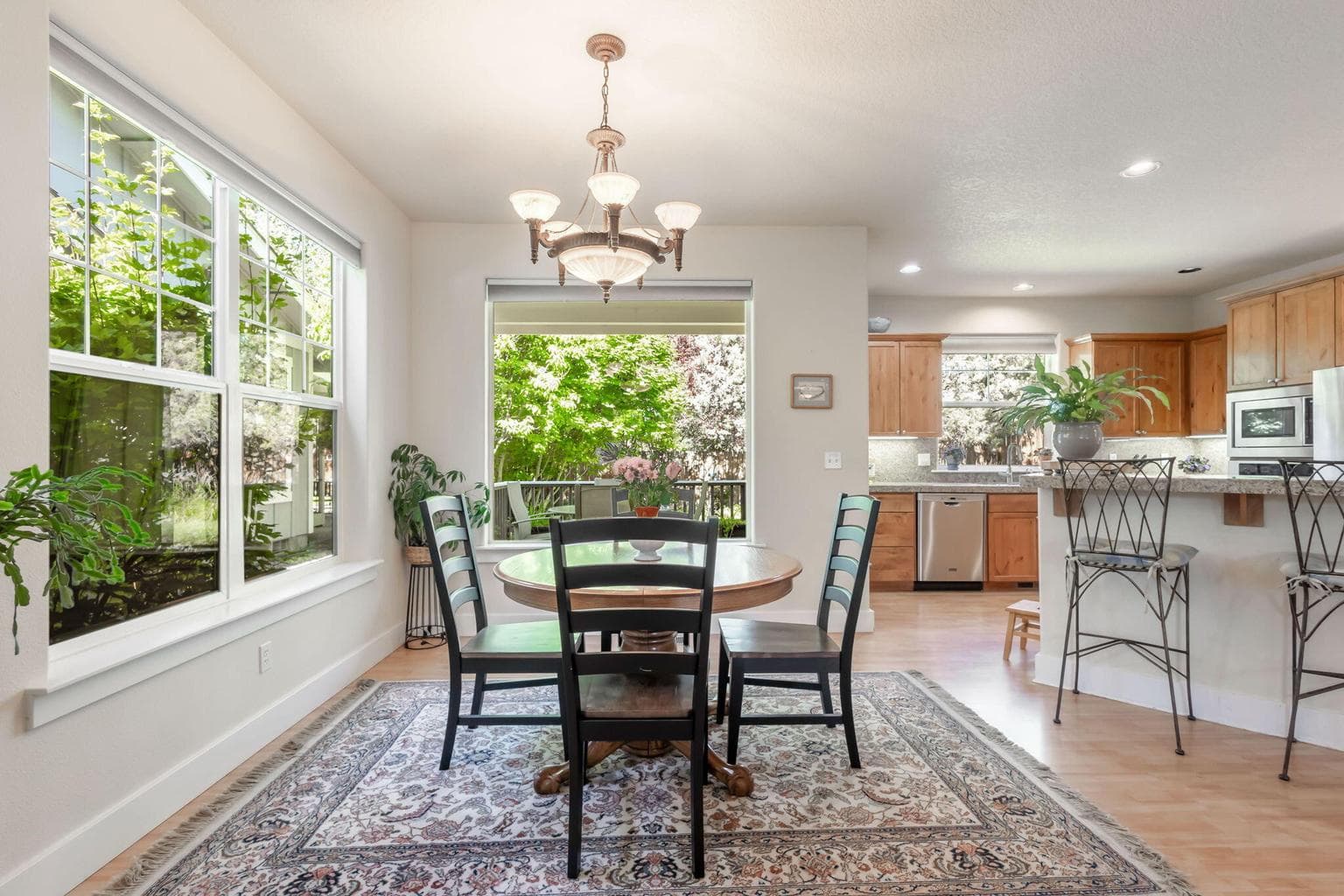 Photo of 2545 NE Robinson Street 9 of 31