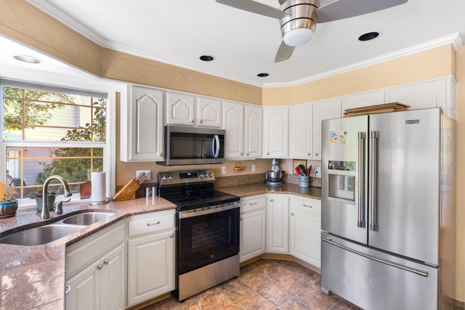 Photo of 2387 NE Lakeridge Drive 16 of 38