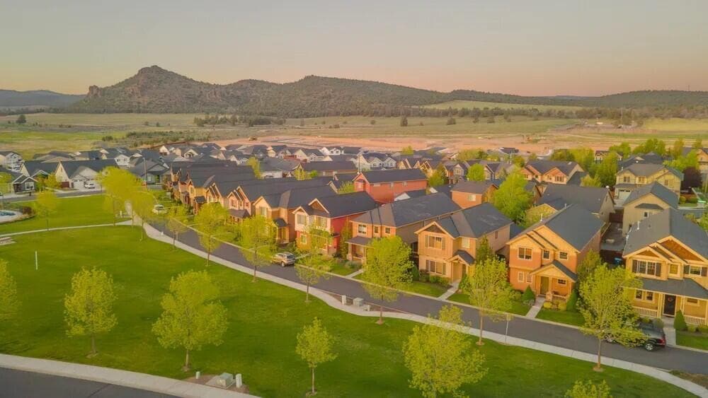 Ochoco Pointe community - drone photo of park and Barnes Butte