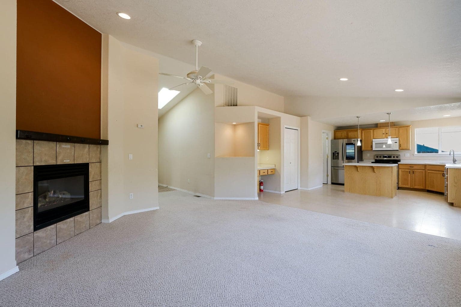 Photo of 835 NE Nickernut Avenue 7 of 30