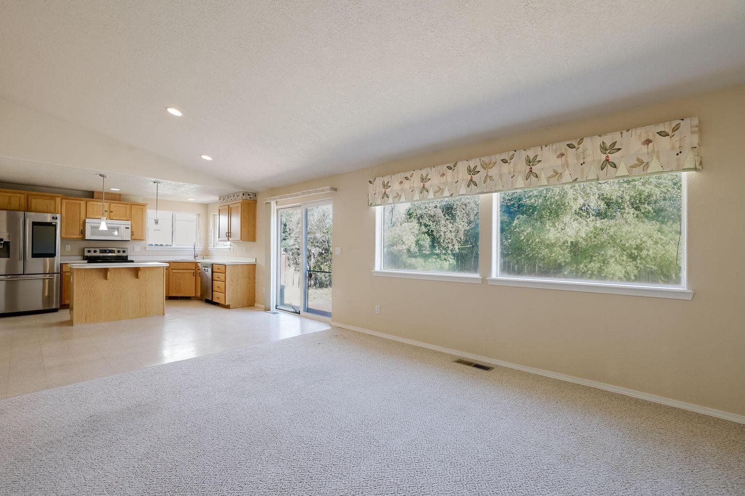 Photo of 835 NE Nickernut Avenue 8 of 30