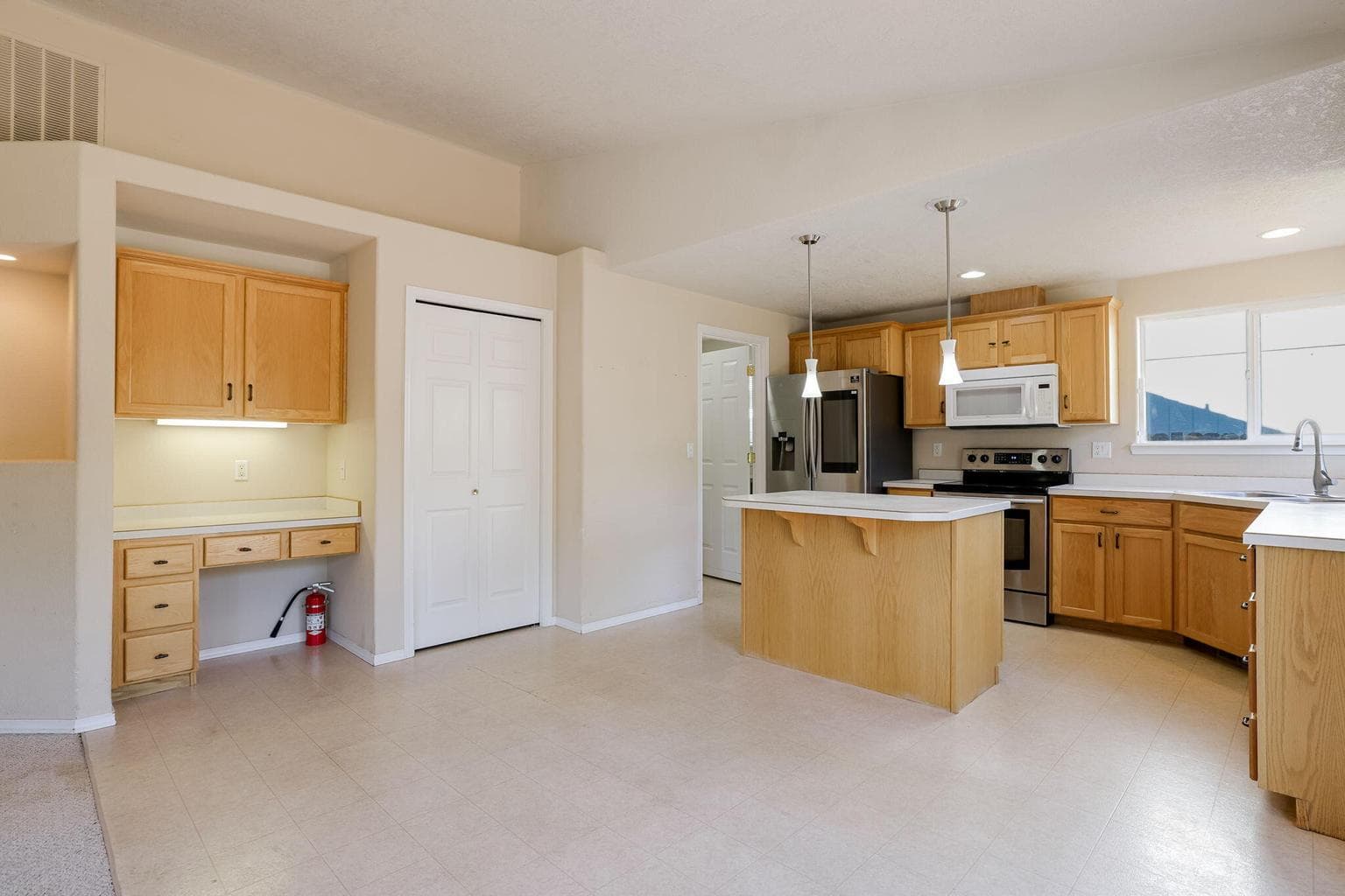 Kitchen desk, pantry, island