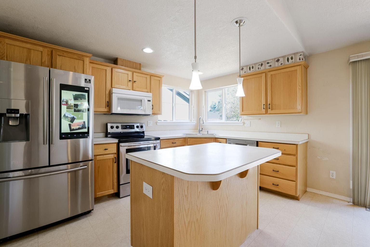 Photo of 835 NE Nickernut Avenue 12 of 30