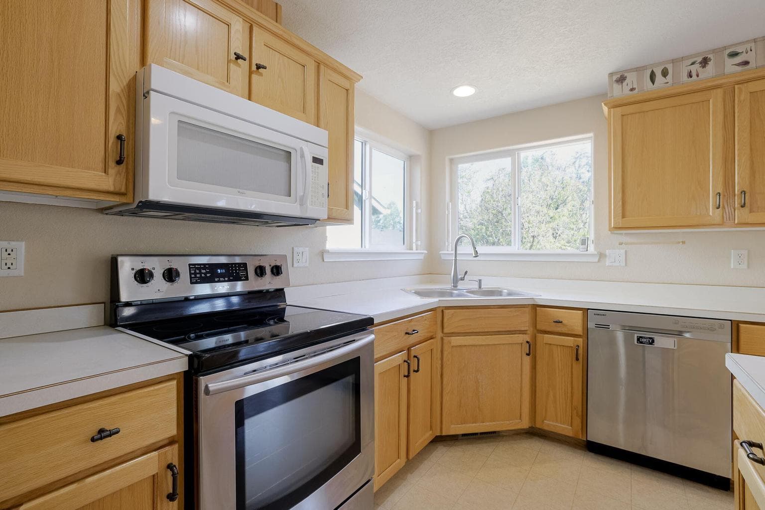 Photo of 835 NE Nickernut Avenue 13 of 30
