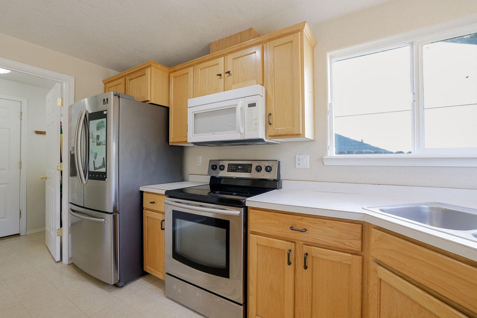 Photo of 835 NE Nickernut Avenue 15 of 30