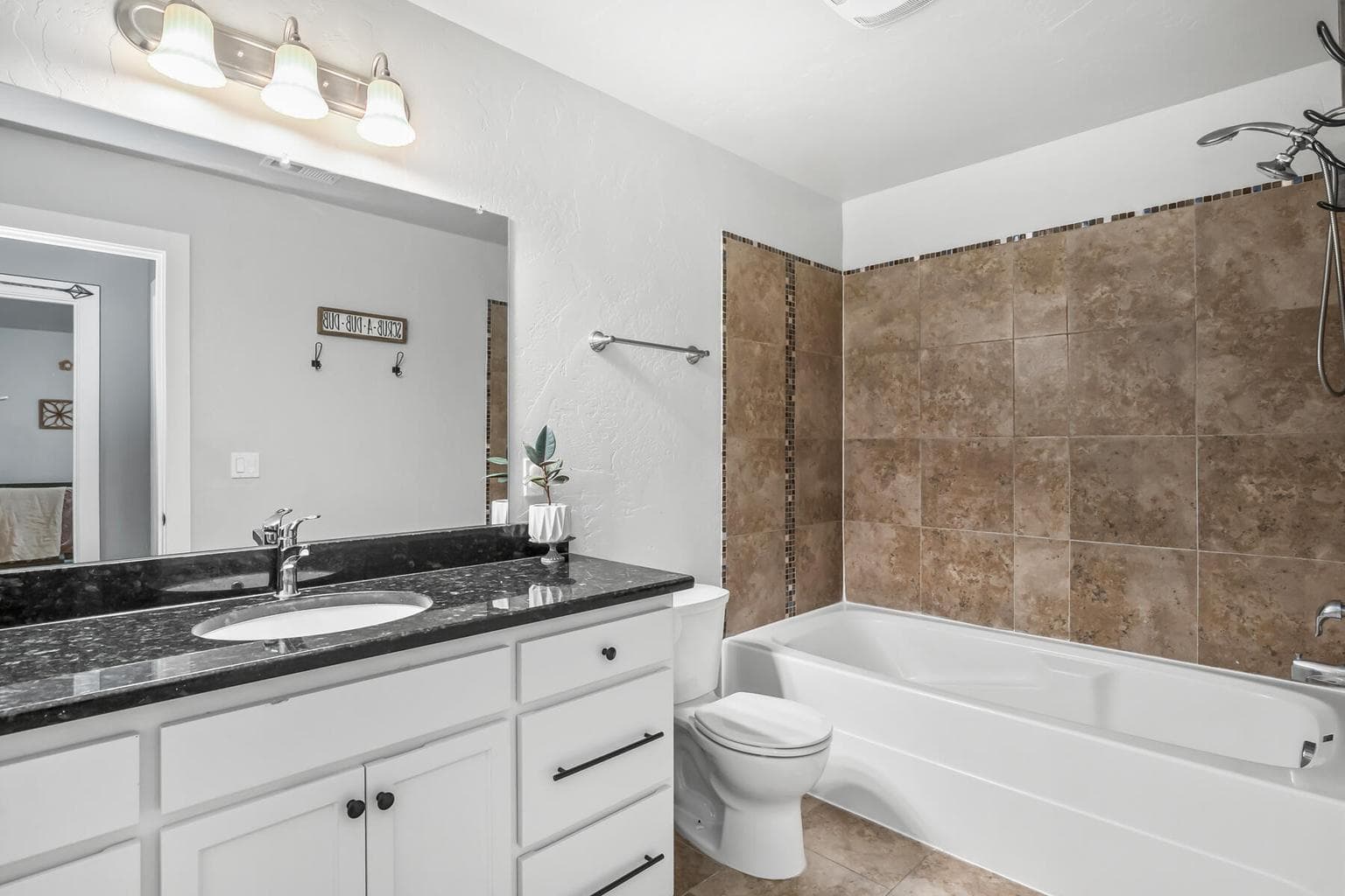 Photo of 728 NE Apache Circle 18 of 31
