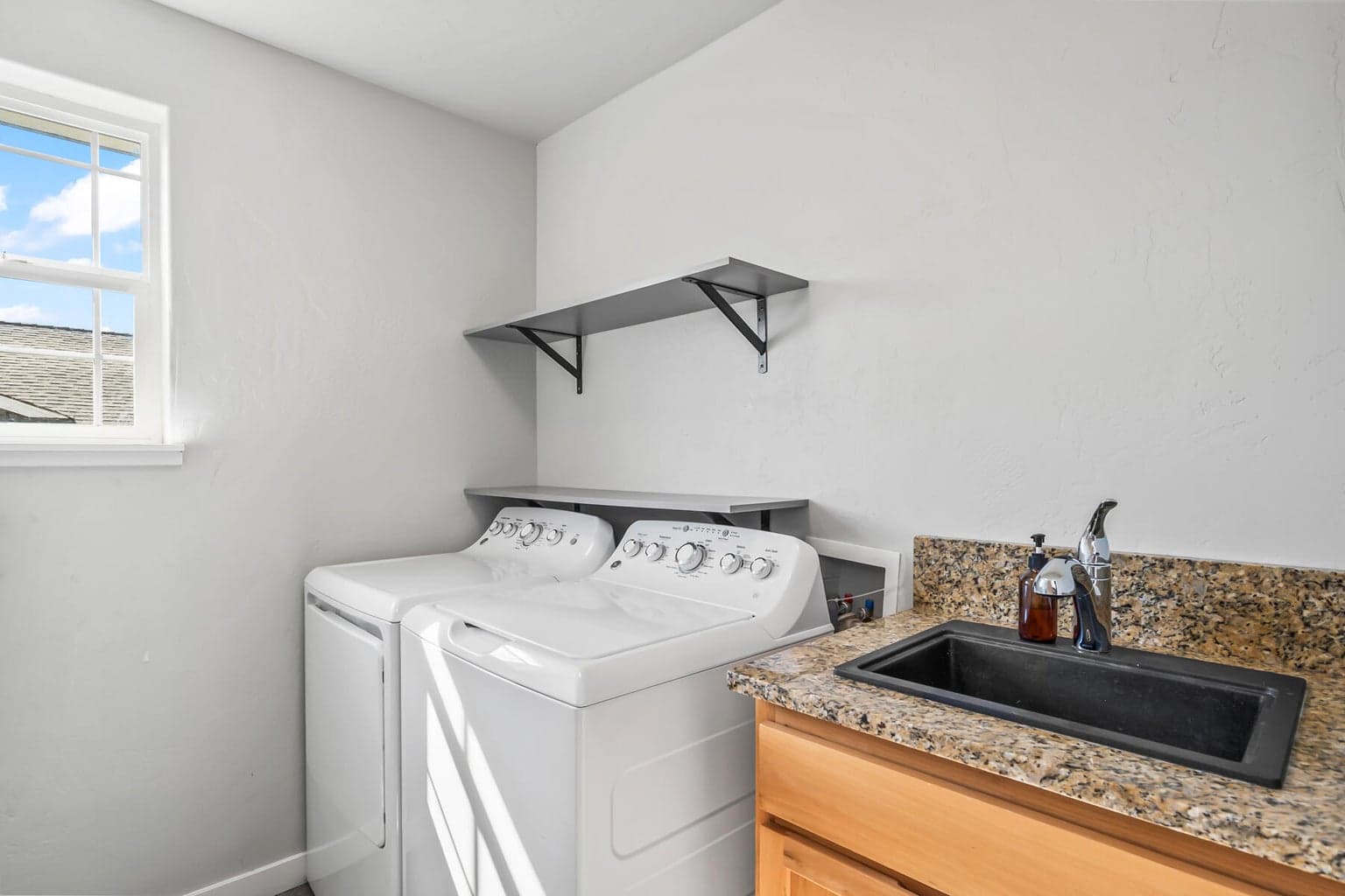Photo of 728 NE Apache Circle 19 of 31