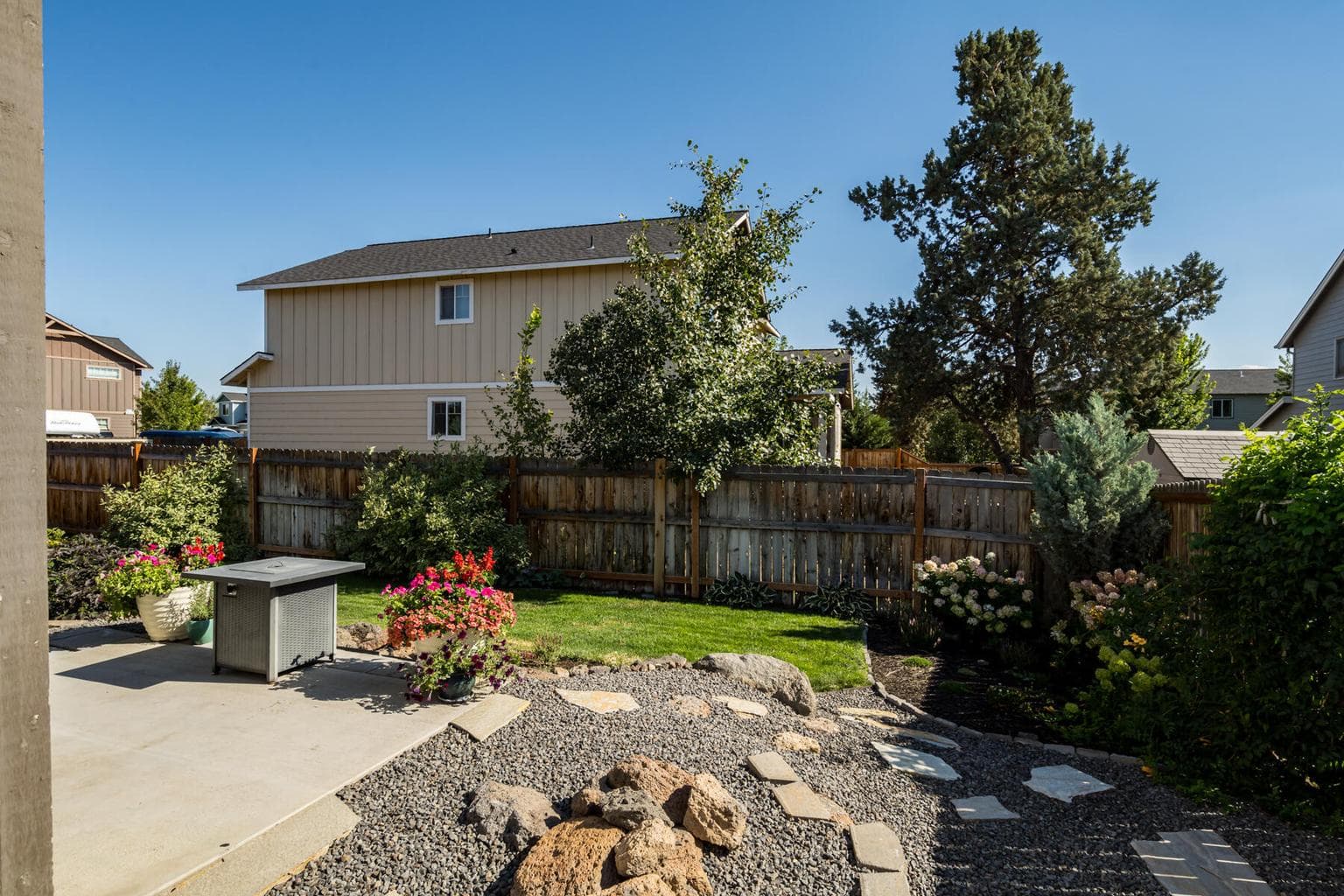 Photo of 728 NE Apache Circle 23 of 31