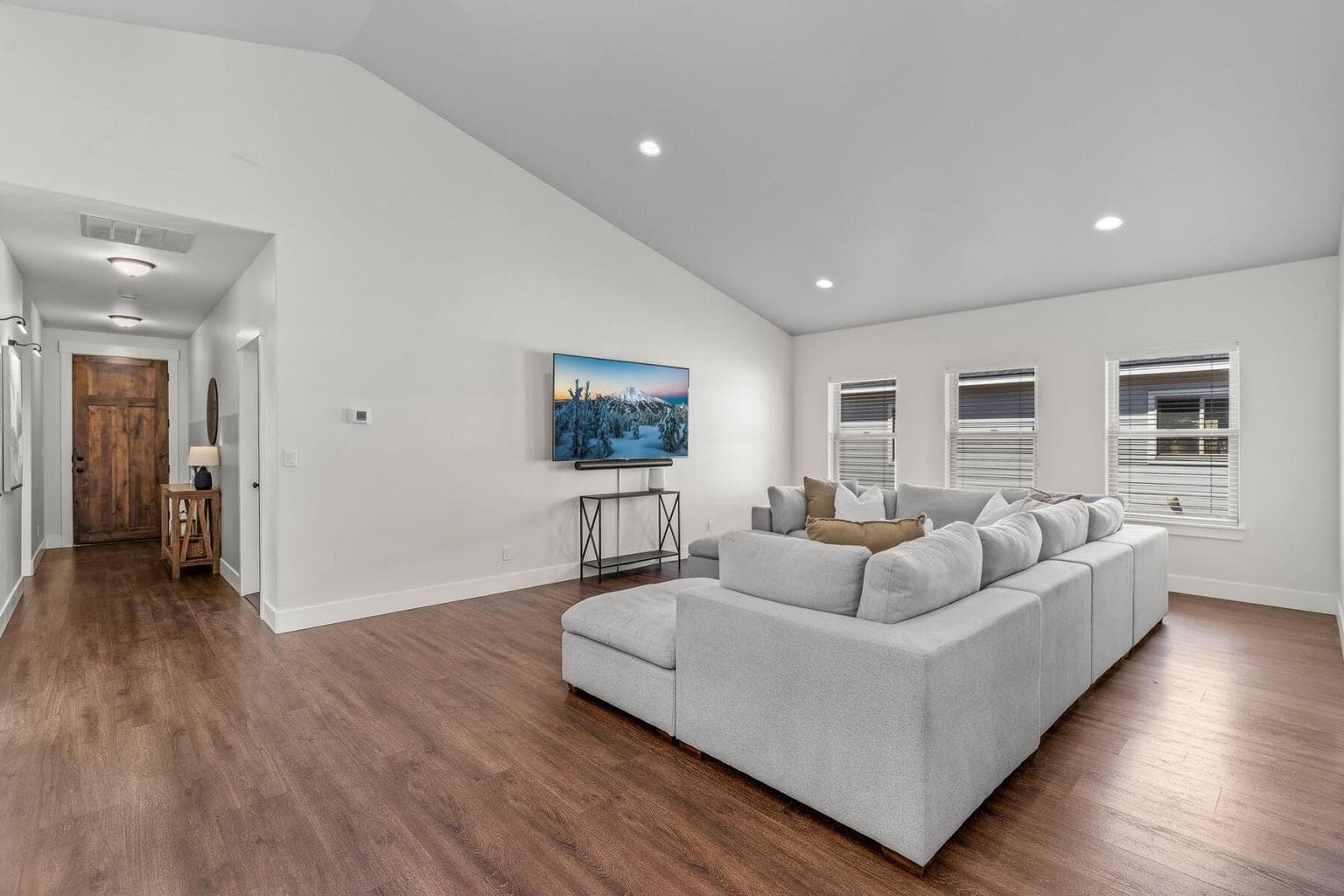 Photo of 16528 Pine Creek Drive 3 of 31