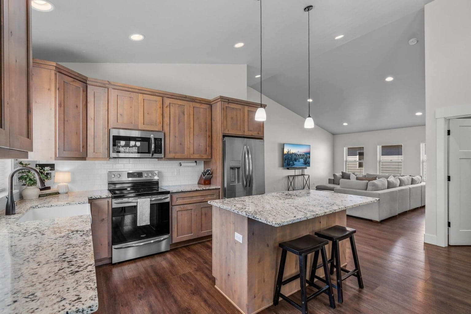 Photo of 16528 Pine Creek Drive 7 of 31